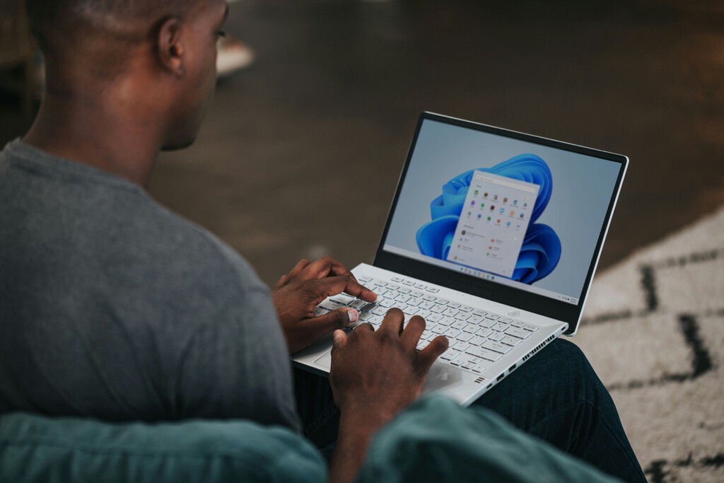 Microsoft ya tiene su visión de cómo será Windows en 2030. De ratón y teclado, poco: lo que harás es hablar con él